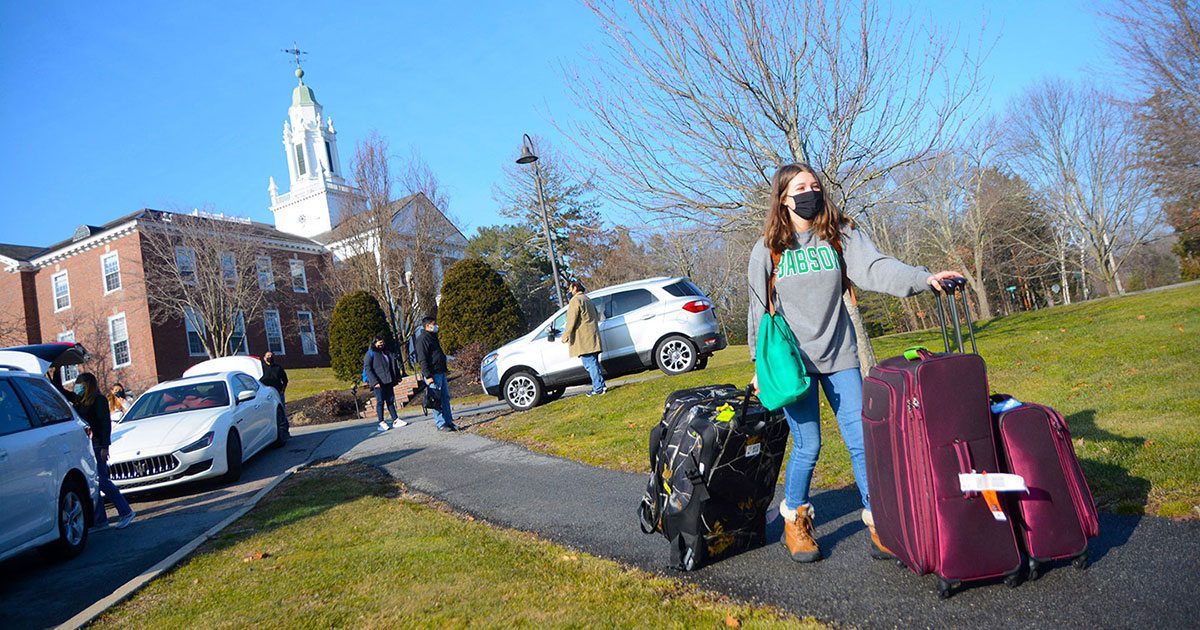 Babson College student moving into her residence hall