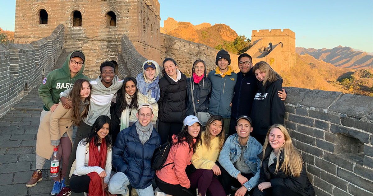 A group of Babson students pose for a picture on the Great Wall of China