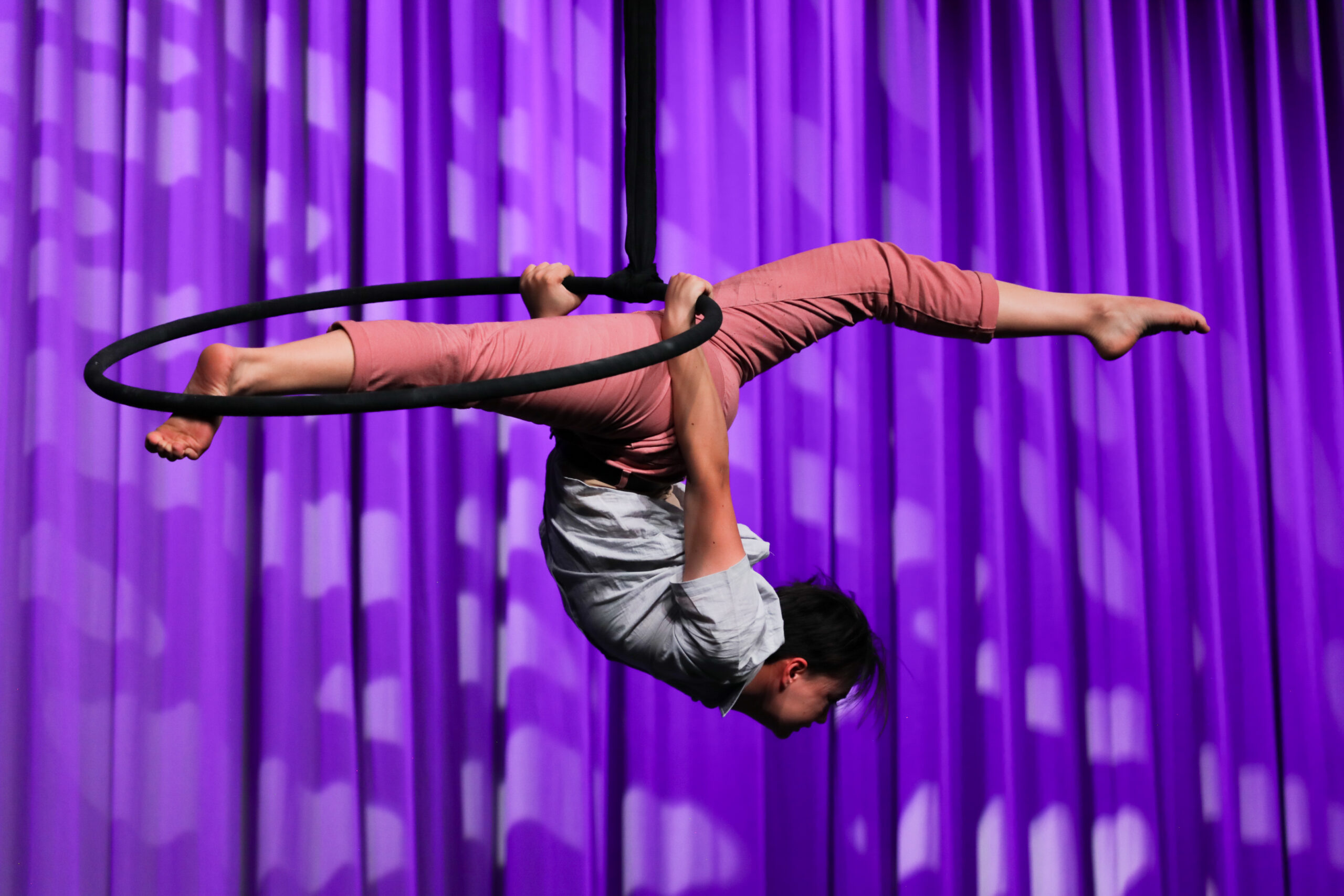 Julia Marcelis performing trapeze 
