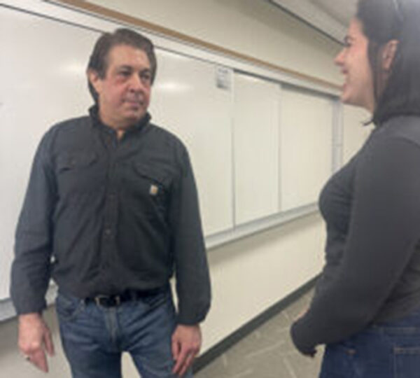 Mike Grandinetti speaks with a Babson student.