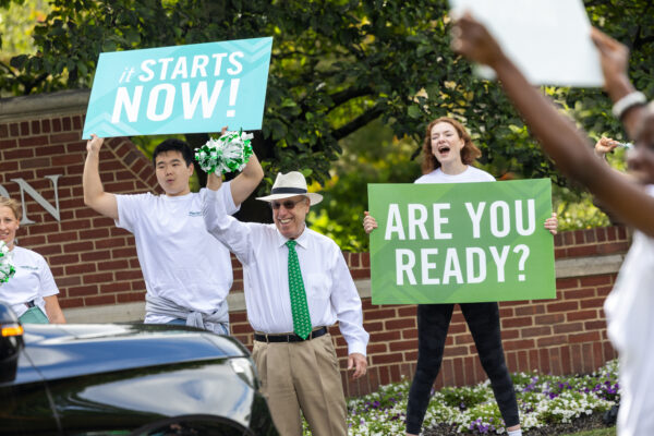 Greeters at the Babson frontgates on move-in day