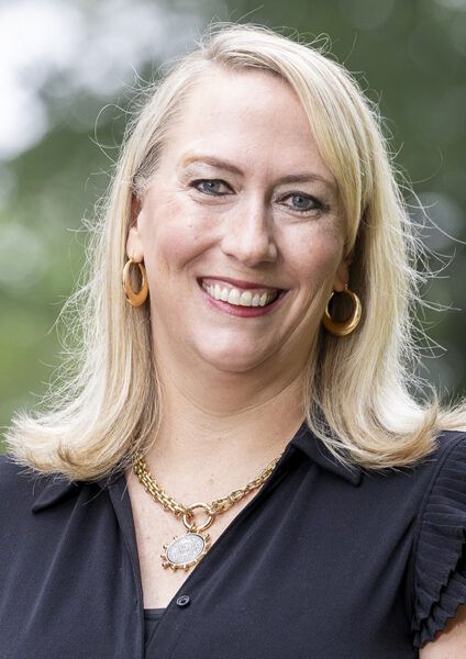 Portrait of Beth Wynstra