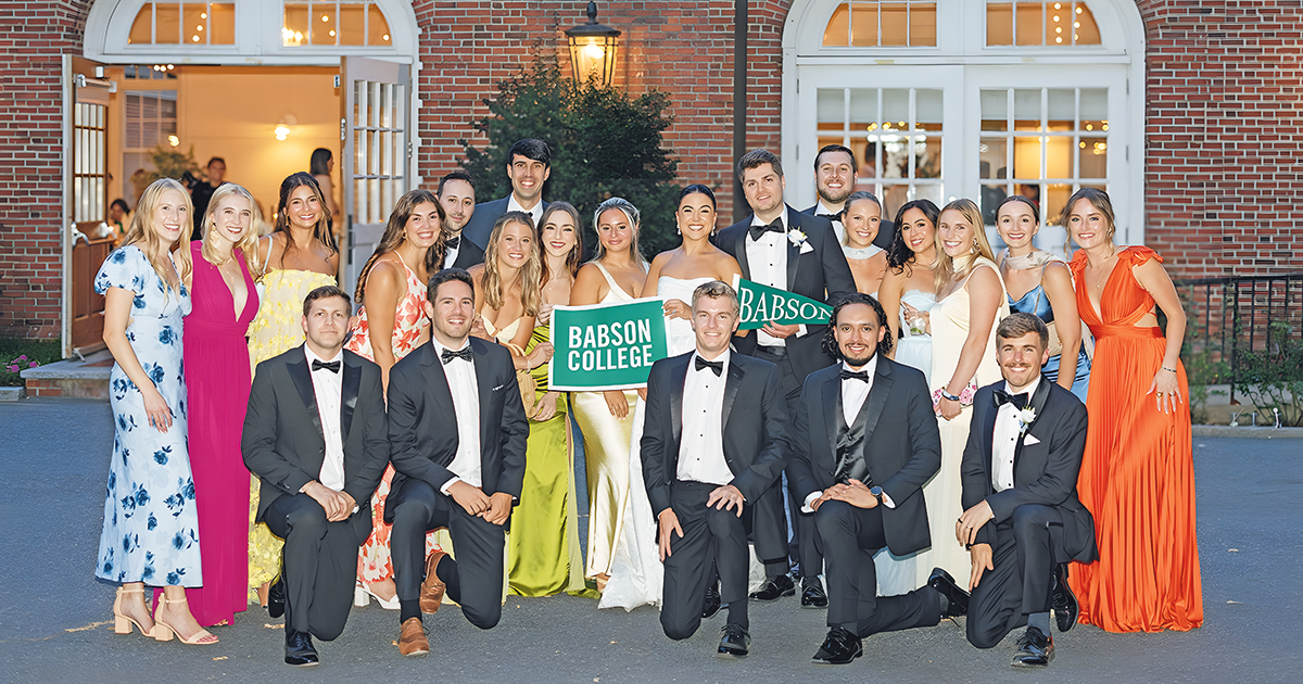 Sophia Cué Gabranski and Sam Gabranski pose for a wedding photo with a large group of friends