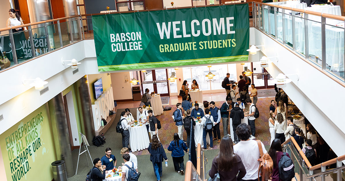 Students gather in Babson’s Olin Hall under a welcome banner